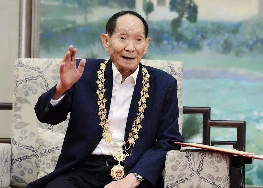 袁隆平同志被授予共和國勛章